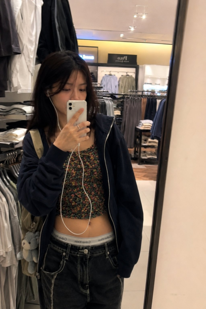 AI 生成的图片，画面风格类似偷拍，呈现真实感