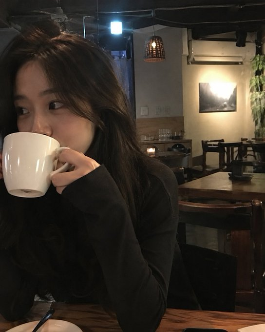 一张展示 AI 生成图片真实感的示例图片，画面类似偷拍视角