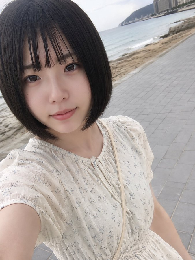 一张 AI 生成的图片，画面风格类似偷拍，效果逼真